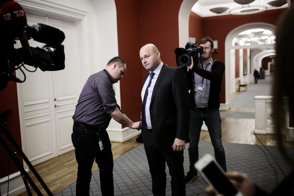 Søren Pape Poulsen gøres klar til at tale til kameraerne. 