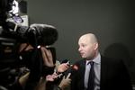 Søren Pape Poulsen taler med pressen. Og lægger pres på Venstre og Lars Løkke Rasmussen. 
