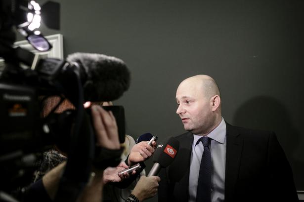 Søren Pape Poulsen taler med pressen. Og lægger pres på Venstre og Lars Løkke Rasmussen. 
