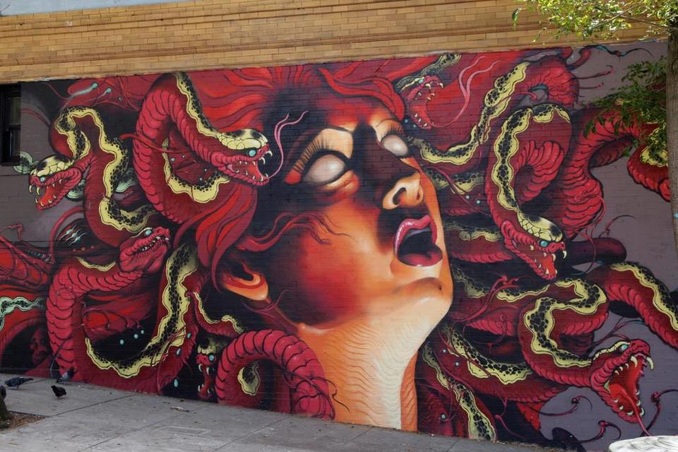 San Francisco. Denne udsmykning er set i Haight Ashbury. En bydel, der i sig selv er farvestrålende med fantasifulde butiksvinduer og en broget sammensætning af mennesker. 