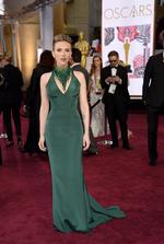 Couturekjole. Scarlett Johansson havde en kjole med havrueslæb fra Versace på til sidste års Oscar-show. Det har hun sikkert tjent mange penge på, for de mest eftertragtede skuespiller får mellem 750.000 og 1,9 mio. kr. for at bære en kjole til én prisfest. 