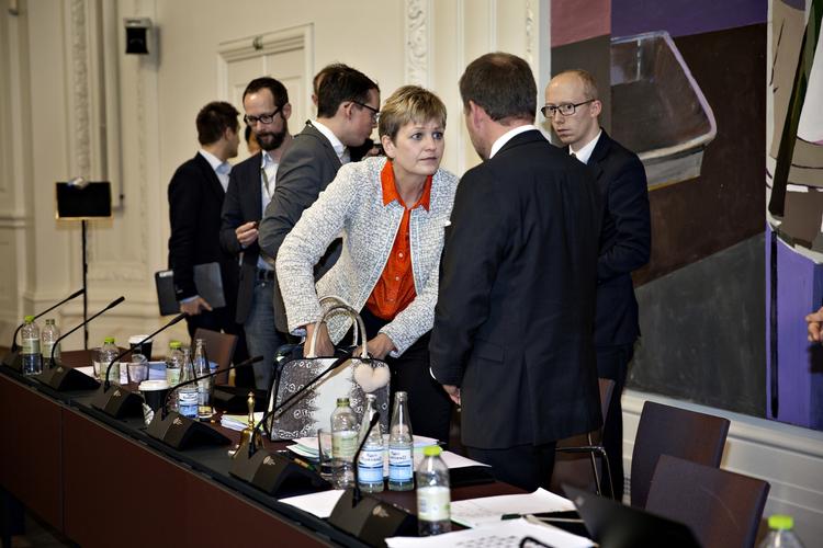 Ventetid. Det kan tage en uge at afgøre Eva Kjer Hansens (V) skæbne, hvis hun skal væltes ved hjælp af et mistillidsvotum. 