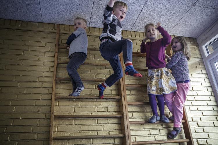 antiskældud-politik. Siden midt i 1990'erne har personalet i Vognmandsparken i Roskilde haft en politik om ikke at irettesætte børnene eller hæve stemmen for at få ørenlyd 