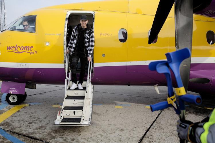 Hjemme. Rasmus Grøndahl er landet i Københavns Lufthavn sammen med 19 andre, der er kommet til skade på skiferien. Rasmus forvred sit knæ i mandags og har siden ventet på at kunne komme hjem. 