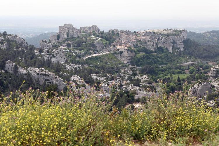 Idyl. Baux-le-Provence ligger i bjergrigt terræn. Under jorden venter en kunstoplevelse.