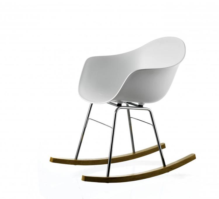 Efterligning. Coops nye efterligning af den originale Eames gyngestol. Se stolen længere nede. 