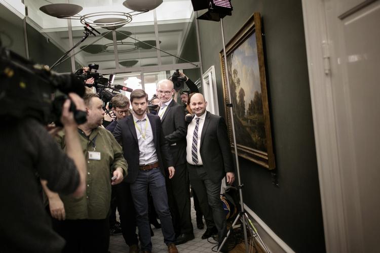 Pape. Den konservative formand forlader onsdagens forhandlinger i Statsministeriet. 