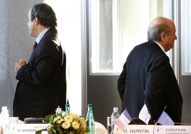 Skandaliserede. De lange straffe til Platini (tv) og Blatter har rødder i en pengeoverførsel på ca. 13 millioner kroner fra Blatter til Platini i 2011 - for arbejde udført 8-9 år tidligere. 