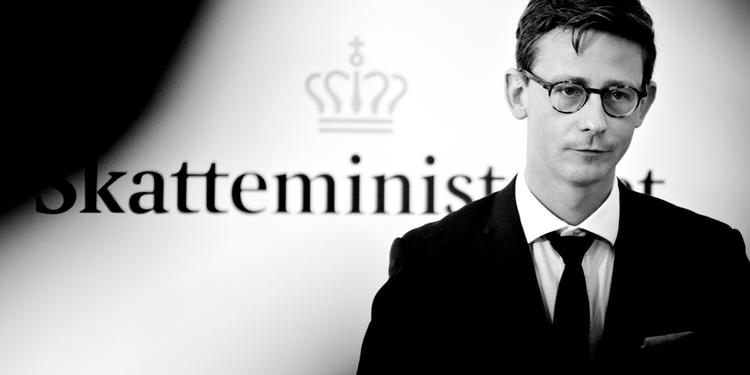 svindel. Skatteminister Karsten Lauritzen afviser, at den hårde kritik skal have konsekvenser for hverken ministeriets departementschef, Jens Brøchner, eller Skats direktør, Jesper Rønnow Simonsen. 