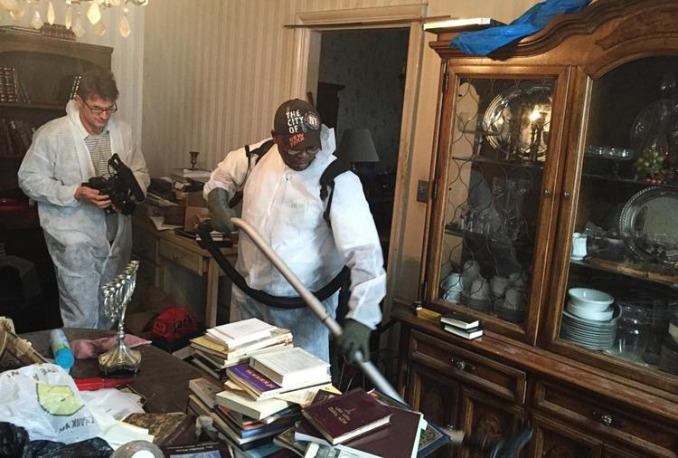 skidt. Rengøringsfolkenes nænsomme, respektfulde og tålmodige kamp mod skidt, utøj og de ubrugelige ting, afbildes i dokumentaren. 