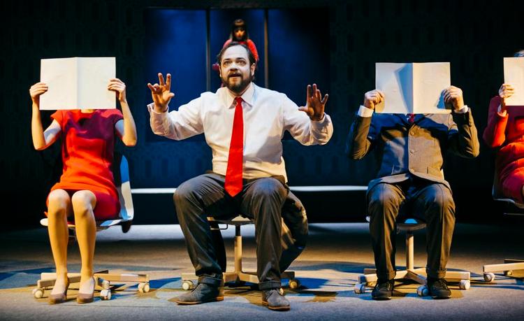 kontorblues. Larsen (Esben Dalgaard) har gehør for livets meldi - uden noder. 