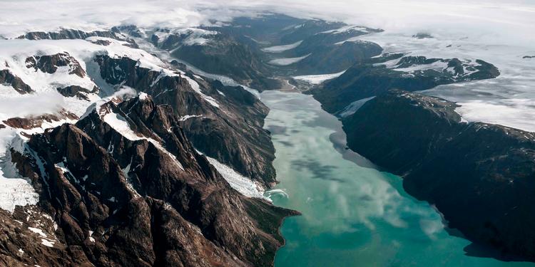 Blotlagt. I Ujaraanaqdalen ved Evighedsfjorden - ikke langt fra, hvor Grønlands store lufthavn ved Kangerlussuaq i Vestgrønland ligger - er gletsjeren trukket flere kilometer tilbage på små 80 år. I 1936 gik gletsjeren ned til midt i billedet. 