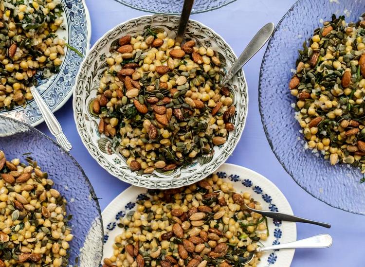 Plantemad. Køkkenet hos Kraftwerkets folkekøkken er vegansk, en tallerken koster 20 kr., og en gang om måneden hører der en dessert med til måltidet. 
