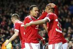 LETTELSE. Kampens bedste spiller Memphis Depay fejrer teenageren Marcus Rashford på Old Trafford. 