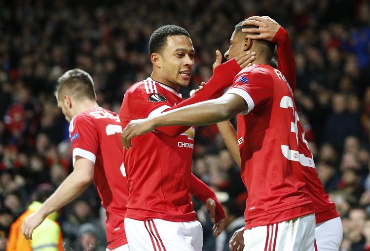LETTELSE. Kampens bedste spiller Memphis Depay fejrer teenageren Marcus Rashford på Old Trafford. 