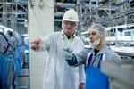 succes. Slagteriet Danish Crown har succes med at sluse flygtninge ind på slagteriet i Blans i Sønderjylland ved at kombinere sprog og praktik. Her Ahmat Shawa sammen med sin chef. 
