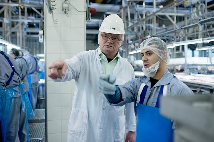 succes. Slagteriet Danish Crown har succes med at sluse flygtninge ind på slagteriet i Blans i Sønderjylland ved at kombinere sprog og praktik. Her Ahmat Shawa sammen med sin chef. 