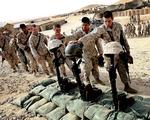 Tab. Amerikanske marinesoldater tager afsked med tre faldne kammerater ved en ceremoni 26. august 2006 på deres base i i Al Anbar-provinsen i Irak. På dette tidspunkt afslørede en lækket efterretningsrapport, at Anbar-provinsen blev anset som tabt. Det var her, Phil Klay blev udstationeret. 