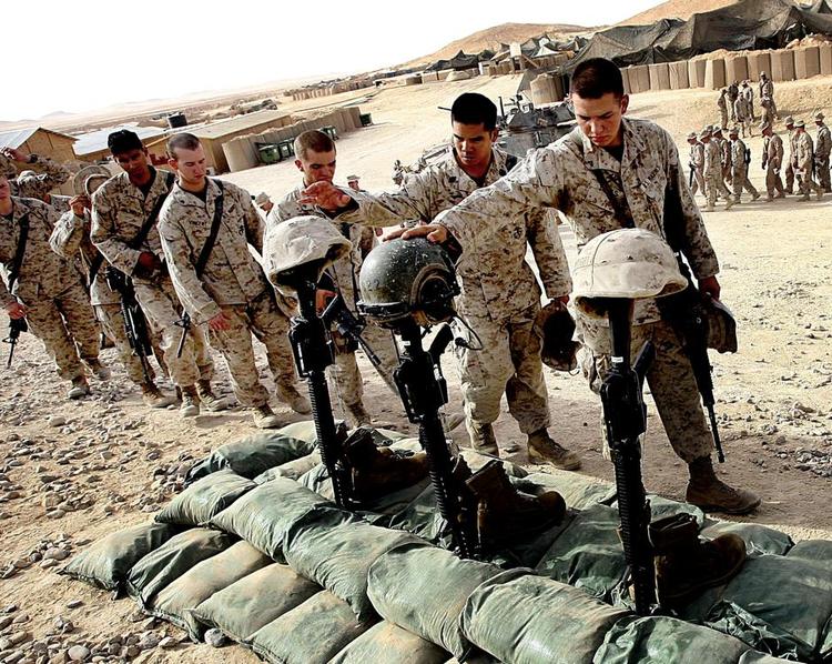 Tab. Amerikanske marinesoldater tager afsked med tre faldne kammerater ved en ceremoni 26. august 2006 på deres base i i Al Anbar-provinsen i Irak. På dette tidspunkt afslørede en lækket efterretningsrapport, at Anbar-provinsen blev anset som tabt. Det var her, Phil Klay blev udstationeret. 