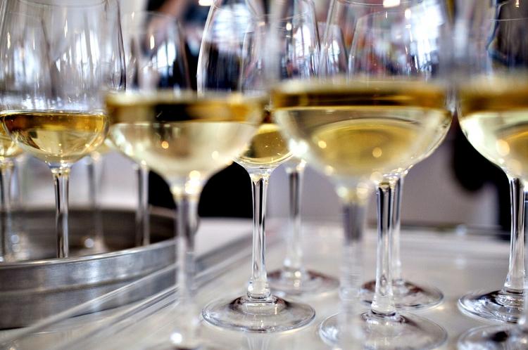 Hvid. Det er en liflig Riesling, der giver mest kvalitet for pengene i denne uges vintest. 