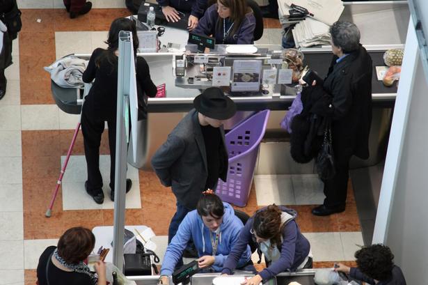 Køb. Der er lagt op til storindkøb i Eataly - omkring 10.000 kunder besøger megabutikken hver dag. Der er åbent 14 timer hver dag fra klokken 10 til midnat syv dage om ugen. 