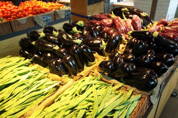 Køb. I stuen sælges der primært frugt og grønt, men også kogebøger, slik og marmelade. 