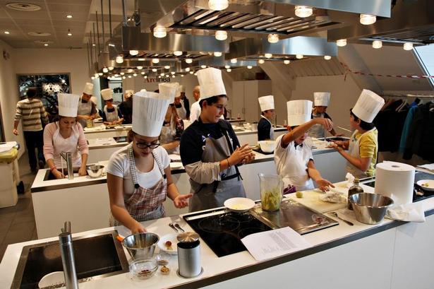 Lær. På toppen af Eataly står otte skolekøkkener klar til at modtage elever. Børn og pensionister kan lære at lave mad helt eller næsten gratis. Andre må betale 50-70 euro (ca. 375-525 kr.) for en dags intensivt kursus - men så er mad og drikkevarer inkluderet. Man skal bare huske at medbringe eget forklæde. Eataly tilbyder både ugekurser, heldagskurser og klasser, der kun varer to-tre timer. Den rette ernæringsmæssige sammensætning af måltider er afgørende for Eatalys formidling af madkendskab. 