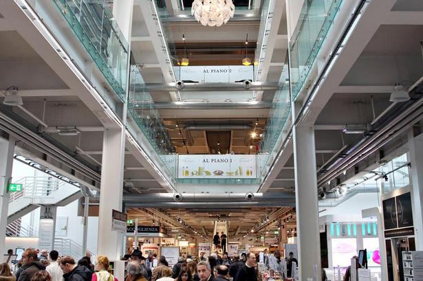 Køb. Eataly er fire etager med fristelser bygget i en nedlagt lufthavnsterminal oprindeligt tegnet af Julio Lafuente. Terminalen betjente besøgende under VM i fodbold i 1990 og er siden ombygget af arkitekten Carlo Piglione inden åbningen i 2012. Rundtomkring på alle etager er der kunstnerisk udsmykning - ofte som overraskende skulpturer. Belysningen i hele huset er designet efter bæredygtige principper. 