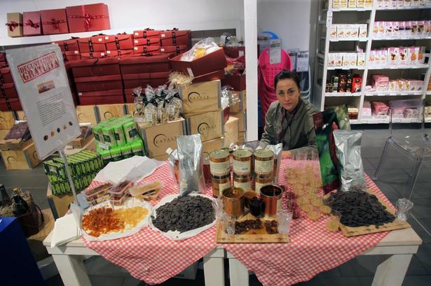 Spis. På flere etager kan man få smagsprøver; blandt andet chokolade og frugtkonfekt her hos firmaet Agrimontana. 