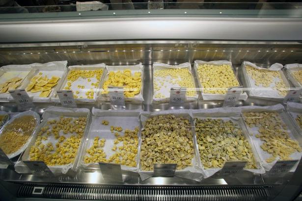 Køb. På 1. sal finder man et enormt udvalg af bl.a. pasta, olivenolie, ost og grissini. Drikkevarerne er på 3. sal. 