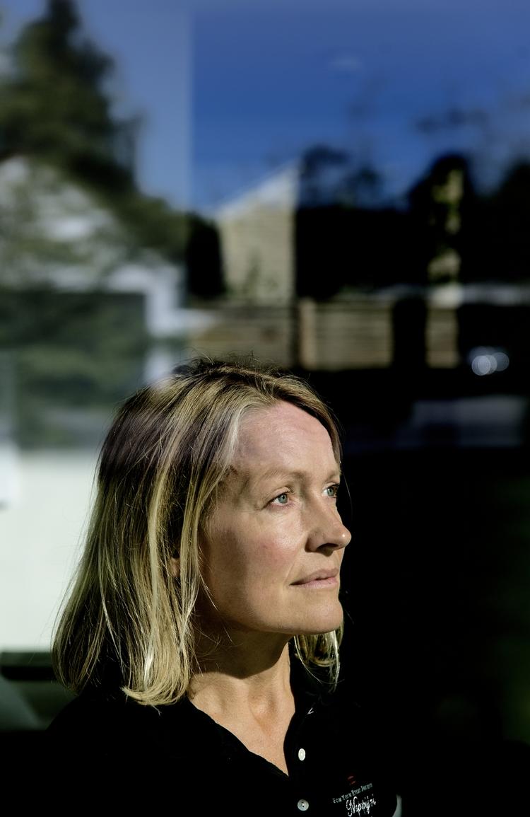 Karen-Margethe Pedersen og en nabo havde, før de købte  nyudstykkede grunde ved siden af Charlottenlund Travbane,  bedt Skat om at oplyse, hvad de ville komme til at betale i grundskyld. Svaret var, at de skulle regne med at betale det samme som naboerne på de ældre grunde, nemlig omkring 30.000 kroner. Regningen blev det dobbelte. 
