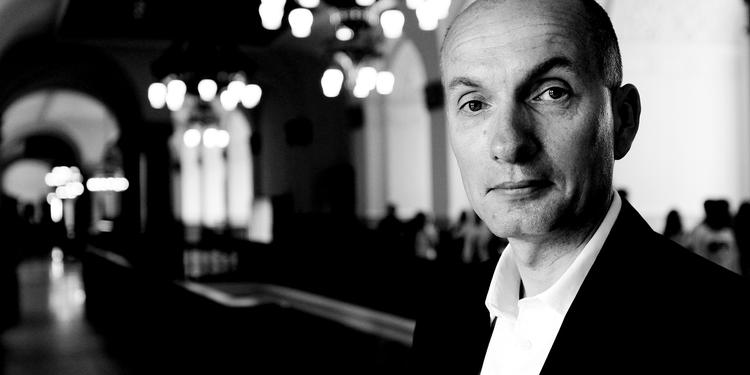 Christiansborg. Ask Rostrup har også i disse dage umanerligt travlt med at udrede, hvad der sker i dansk politik. Som DR's politiske nyheds-spydspids er han respekteret for sin indsigt og integritet. 
