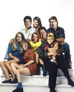 Familien Politiken. Fra venstre: Jesse (Joakim Grundahl), Rebecka, Joey (Michael Bo), DJ (Katrine Hornstrup Yde), Kimmie (Dorte Hygum), Stephanie (Helene Navne), Danny (Henrik Palle), og Michelle. 
