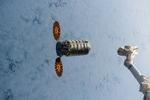 Kelly har taget et billede af ISS' 'postbud' Cygnus, en ubemandet rumkapsel, der medbringer tre ton forsyninger fra Jorden. 