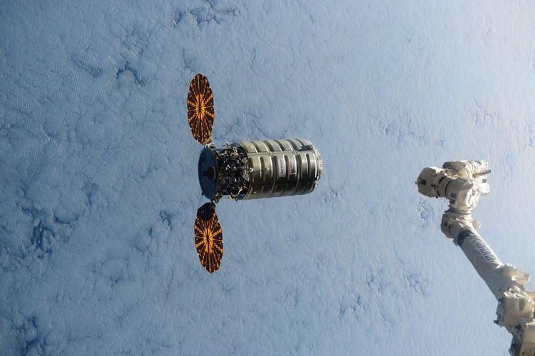 Kelly har taget et billede af ISS' 'postbud' Cygnus, en ubemandet rumkapsel, der medbringer tre ton forsyninger fra Jorden. 