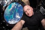 Astrunauten Scott Kelly napper her en selfie fra rumstationens udkigskuppel, hvor han har taget mange af sine imponerende billeder af Jordens fantastiske farvespil. 