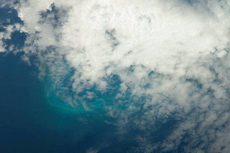 »Endelig fangede jeg dig«, skriver Scott Kelly om det foto af Bermuda, han fik held til at tage under en overflyvning. Normalt er øen dækket af et skydække. 
