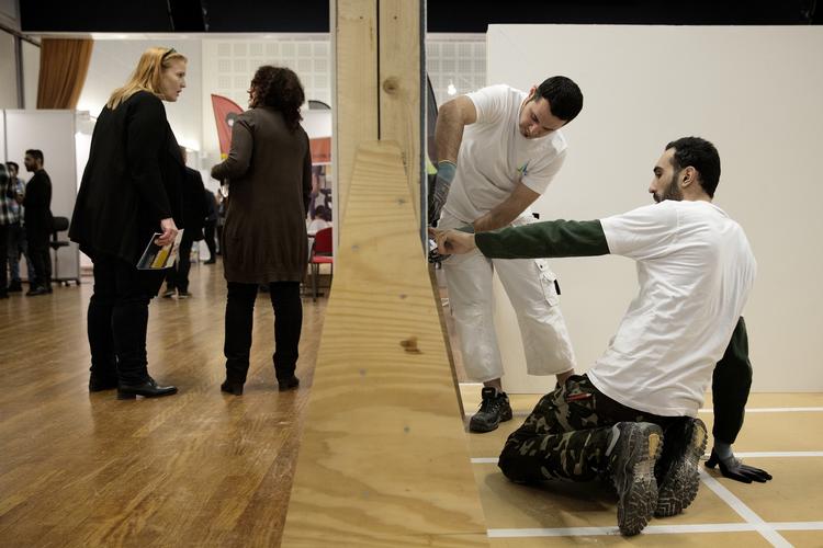 jobindsats. Regeringen har gjort det til sin førsteprioritet i trepartsforhandlingerne med arbejdsmarkedets parter at få flygtninge hurtigt i job. I sidste uge holdt Roskilde Kommune en jobmesse for flygtninge, hvor de fik mulighed for at vise deres kompetencer uafhængigt af eksamensbevis. 