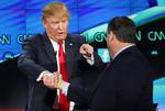 Valgkamp. Donald Trump og Chris Christie har flere gange stået på en debatscene som konkurrenter. Nu er der lutter varme ord imellem dem. 