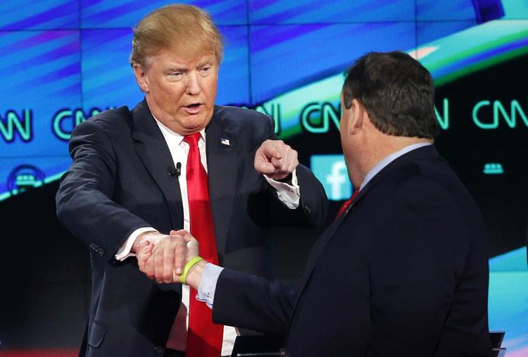 Valgkamp. Donald Trump og Chris Christie har flere gange stået på en debatscene som konkurrenter. Nu er der lutter varme ord imellem dem. 