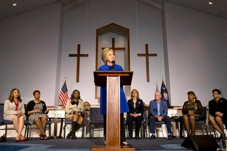 Hjemmevant. I mange af de sorte kirker i syden kan Hillary Clinton, der er medlem af metodist-kirken, tale med en autenticitet, som Bernie Sanders - der er jøde - ikke kan matche. 