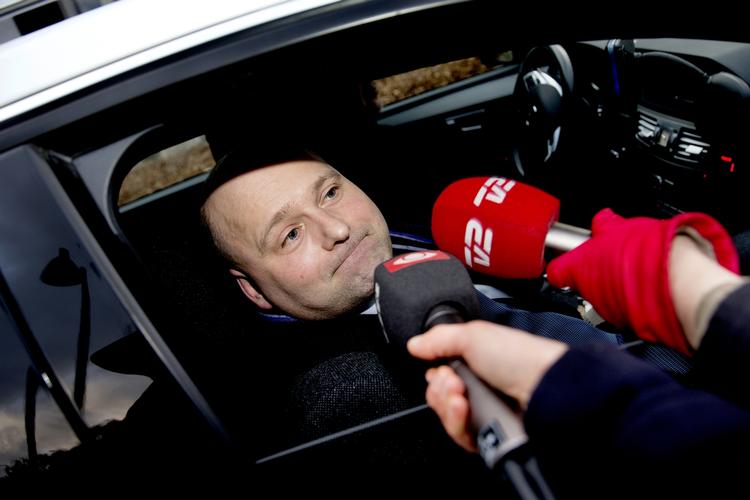 krisemøde. Søren Pape Poulsen på vej til møde på Marienborg i går, hvor de ledende figurer i blå blok mødtes for at tale ud. 
