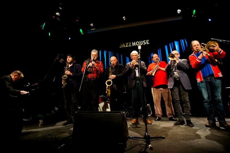 Legender. For meget lyd og for lidt plads til de gode detaljer. Fra venstre: Alexander Von Schlippenbach (piano), Henrik Walsdorf (altsax), Daniele D'Agaro (klarinet), Gerd Dudek (tenorsax), Manfred Schoof (trompet), Jean-Luc Cappozzo (trompet) og Christof Thewes (basun). Uden for billedet er trommelslagerne Paul Lytton og Paul Lovens. 