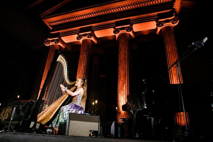 Antikt. Den amerikanske sangeringe og harpespiller, Joanna Newsom, spillede fredag på Glyptoteket i København som en del af Frost festivalen. 