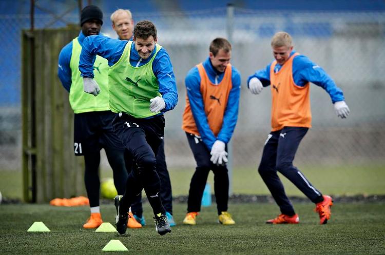 Fremad. Mads Justesen (tv) og holdkammeraterne åbner foråret med en kamp mod Brøndby på udebane. 