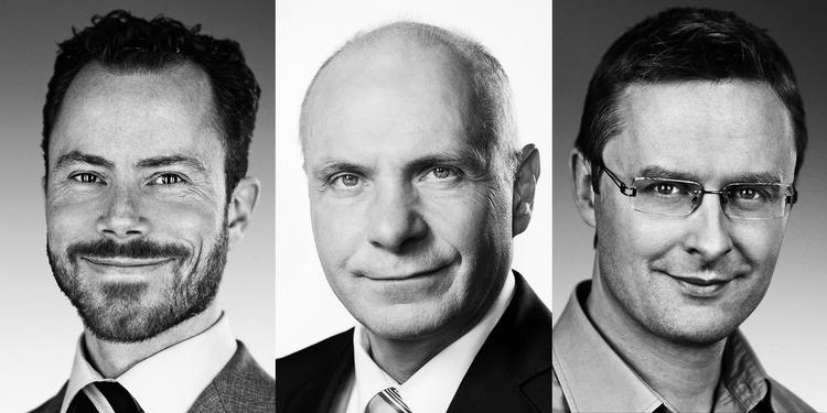 Ministeremner. ifølge souschefen på Politikens Christiansborgredaktion er en af disse tre herrer et godt bud på, hvem der overtager miljø- og fødevareministeriet efter Eva Kjer Hansen (V). Fra venstre politisk ordfører Jakob Ellemann, gruppeformand Søren Gade og finansordfører Jacob Jensen. 