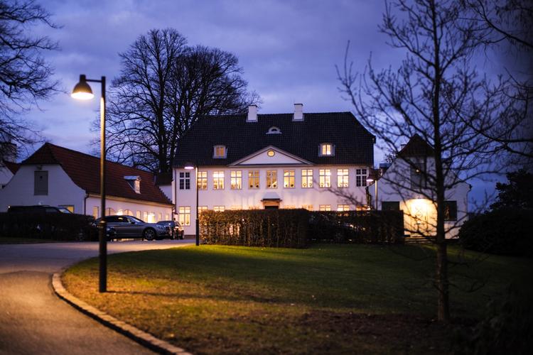Krisemøder. Der må være sket noget på de seneste dages møder på Marienborg mellem de fire partier i blå blok, siden statsministeren vælger at køre videre i regering med en ny miljø- og fødevareminister, vurderer den liberale radiovært og politiske kommentator Jarl Cordua. 
