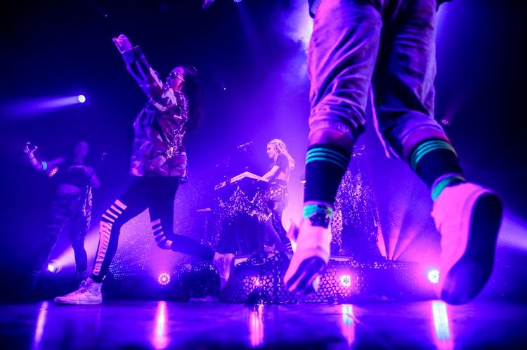 Energisk. En vild håndbremsevending af en koncert var nok til at overbevise om Grimes unikke kvaliteter. Og udstille det, der mangler. 
