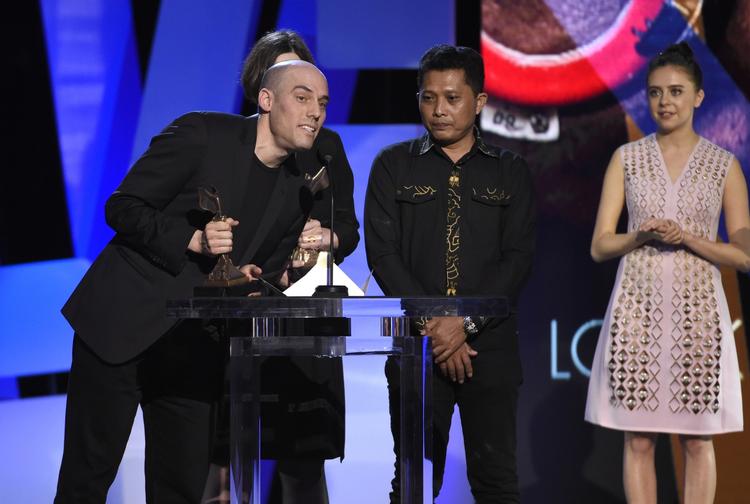 tak. Joshua Oppenheimer takker for sin statuette ved Spirit Awards i Californien. 