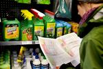 KEMIKONTROL. Sidste år fandt Miljøstyrelsen lovovertrædelser hos næsten hver anden butik, der sælger plantegifte og bekæmpelsesmidler til forbrugerne. Men netbutikkerne har mere frit slag end de fysiske butikker. 